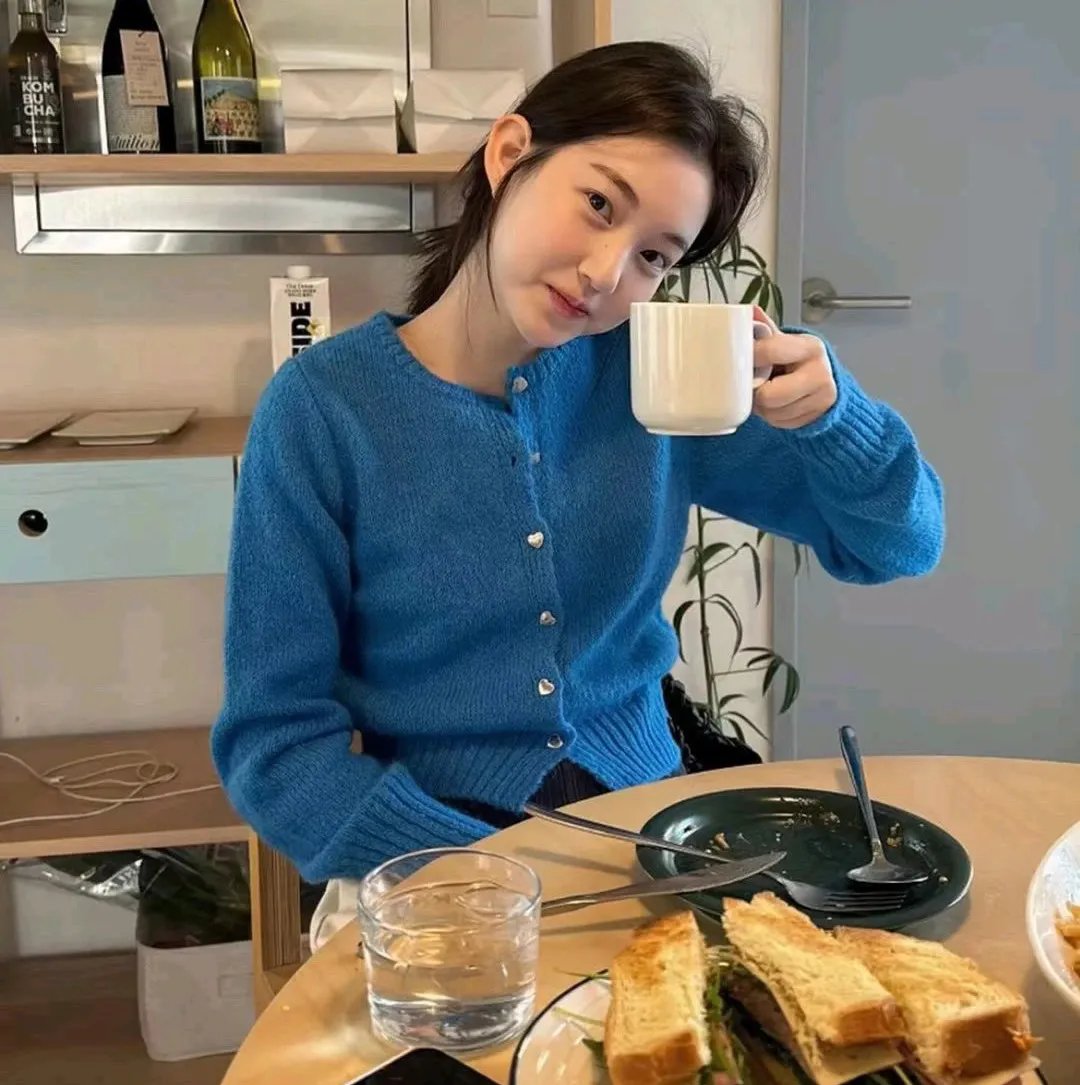 戴流苏耳环的少女